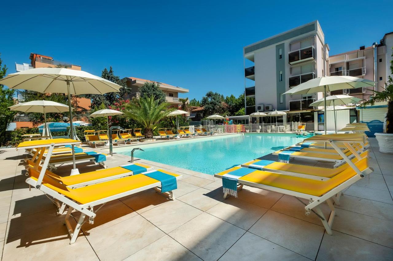 Hotel Tre Rose Риччоне Екстер'єр фото