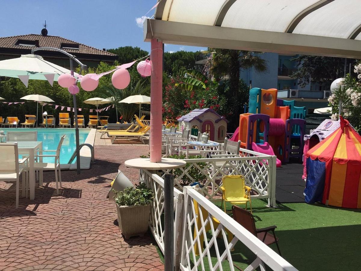 Hotel Tre Rose Риччоне Екстер'єр фото