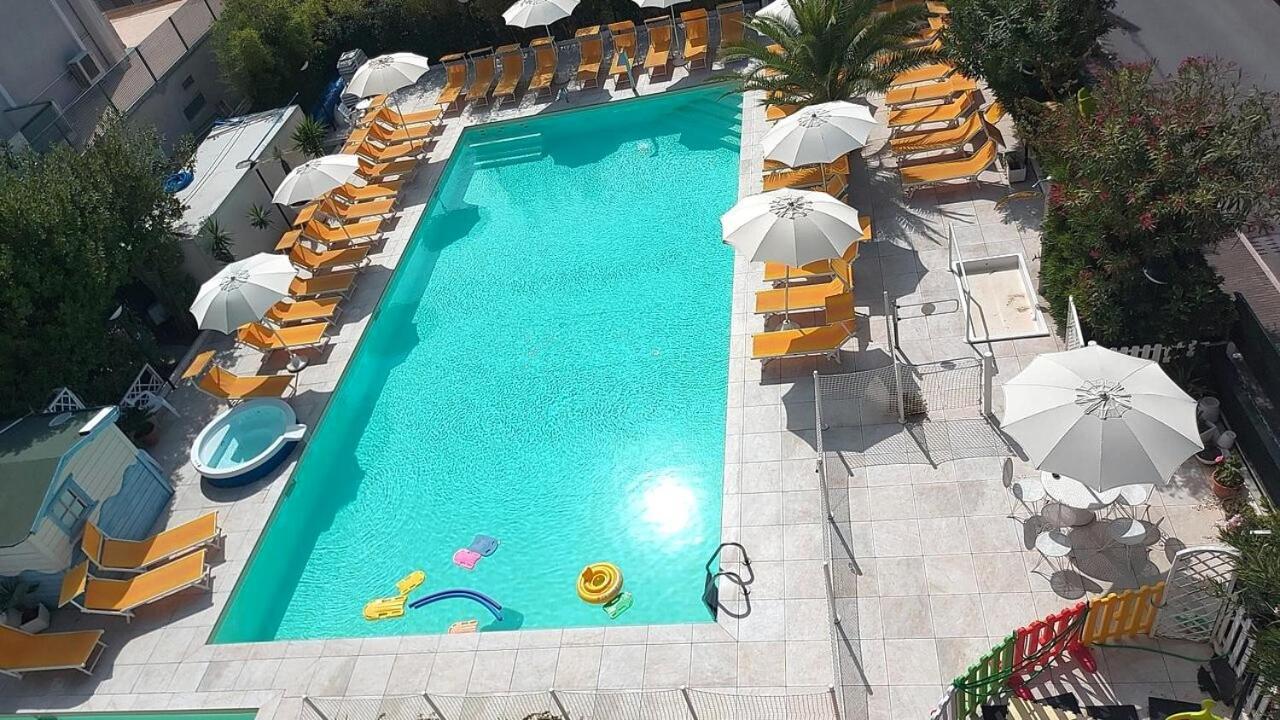 Hotel Tre Rose Риччоне Екстер'єр фото