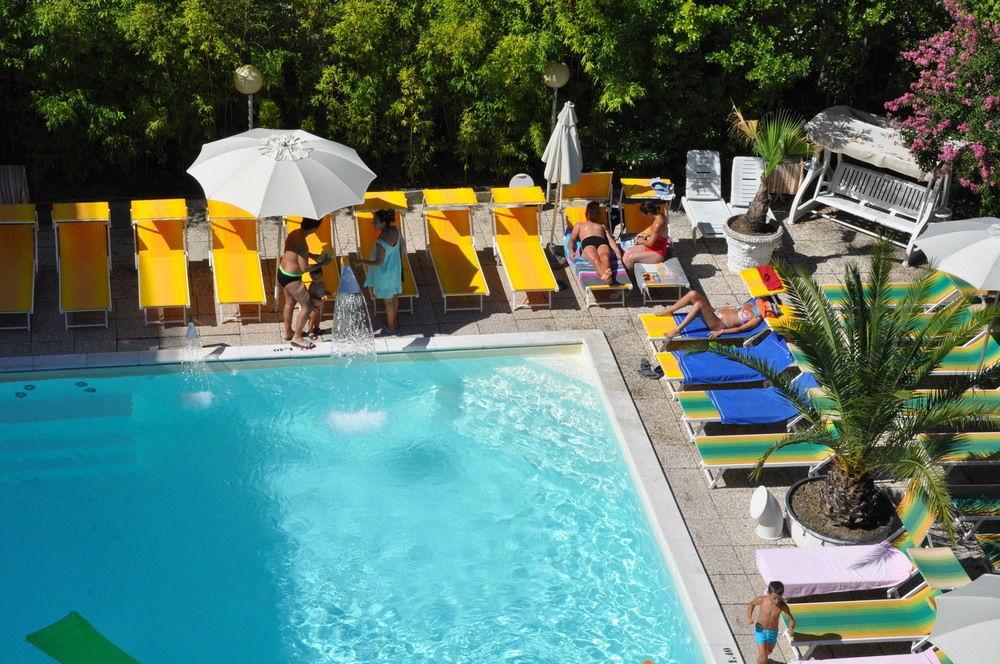 Hotel Tre Rose Риччоне Екстер'єр фото