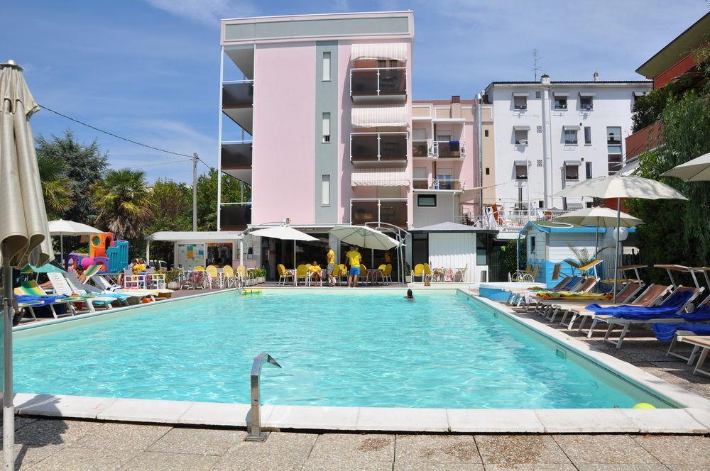 Hotel Tre Rose Риччоне Екстер'єр фото